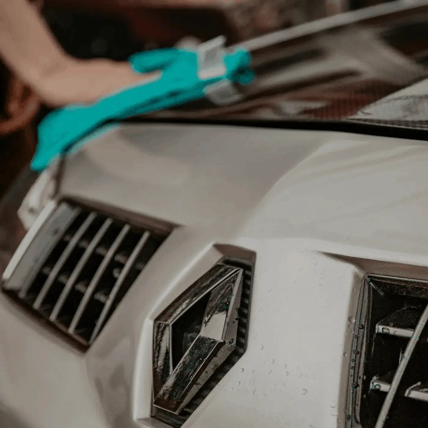 Carrosserie de voiture étincelante après un nettoyage extérieur éclatant en Île-de-France