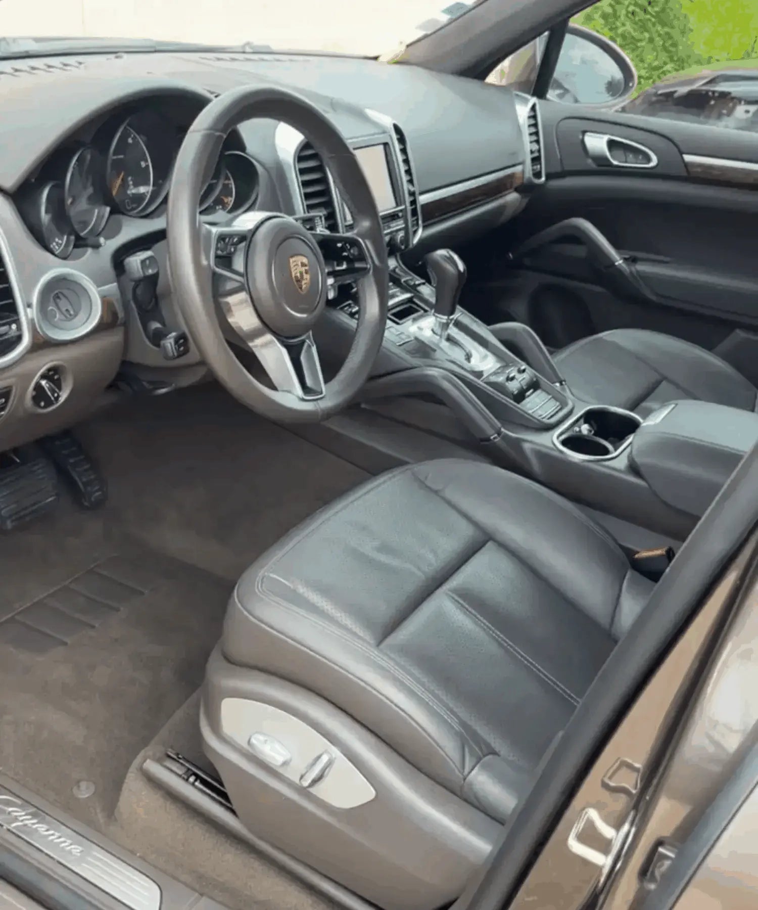 Nettoyage intérieur de voiture à domicile en détail