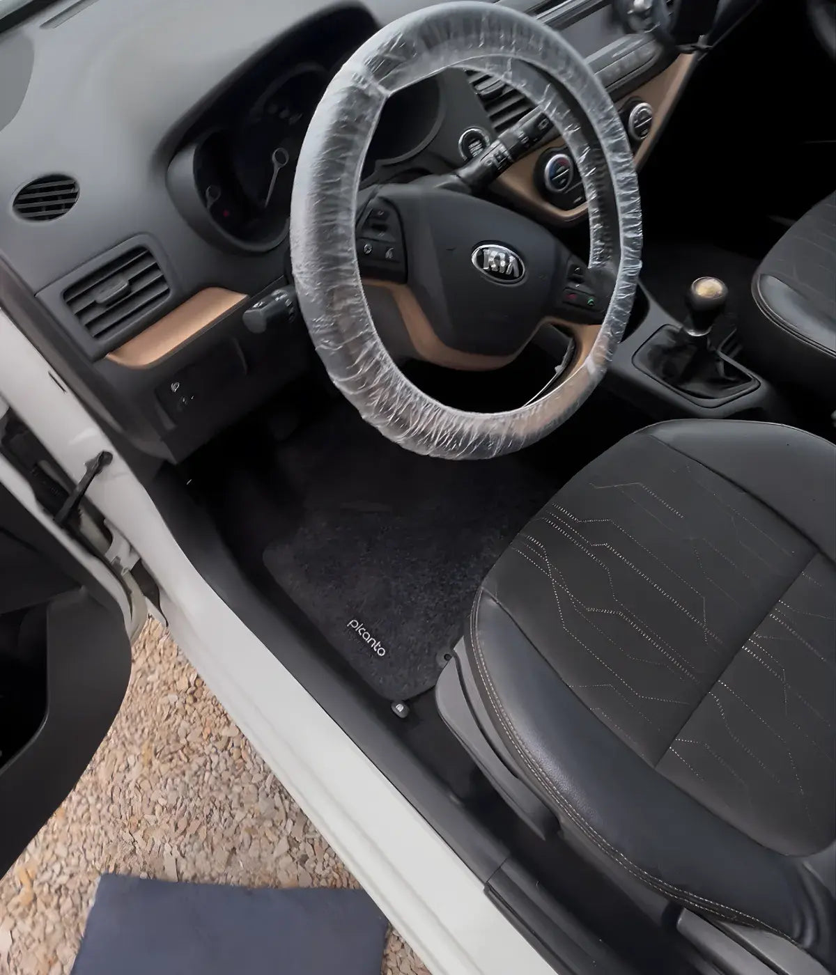 Intérieur de voiture nettoyé après un detailing complet à Argenteuil