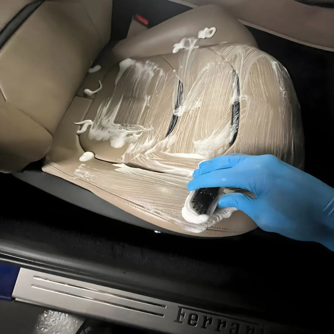 Nettoyage en profondeur du cuir d’un siège de voiture à Argenteuil avec des produits professionnels