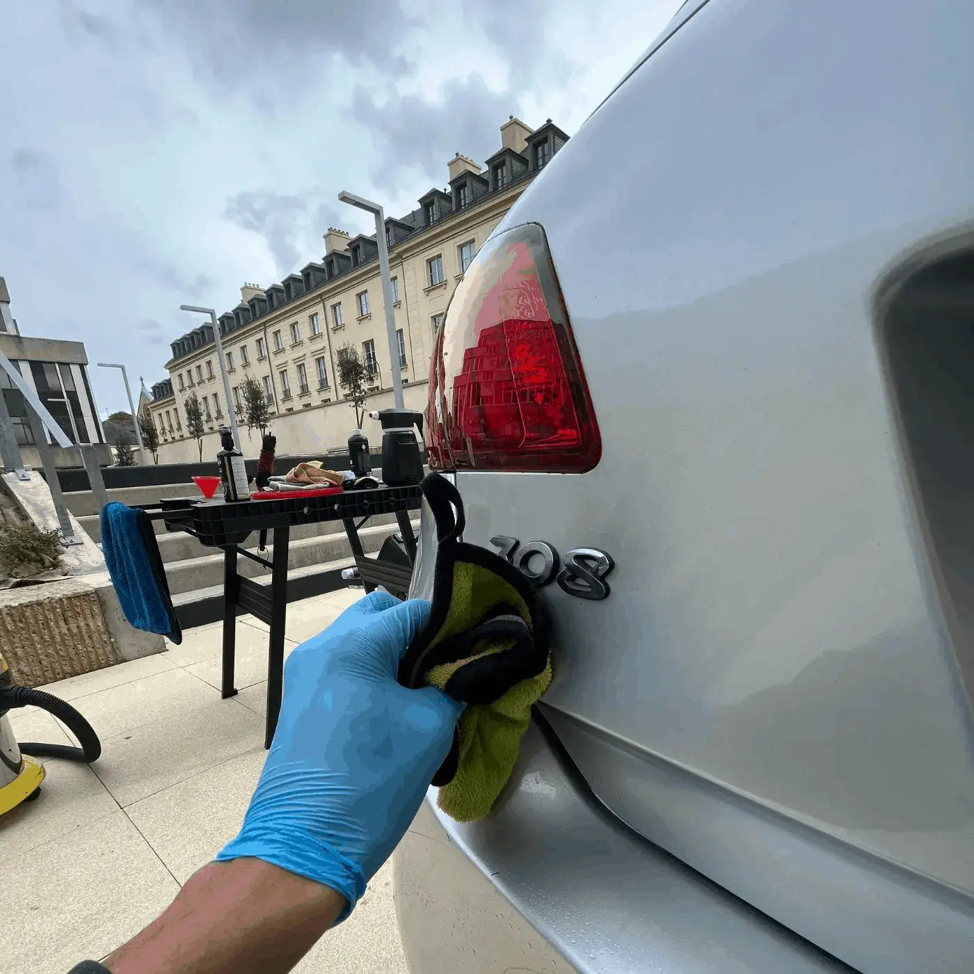 Voiture entièrement nettoyée et brillante après un nettoyage extérieur à Sarcelles