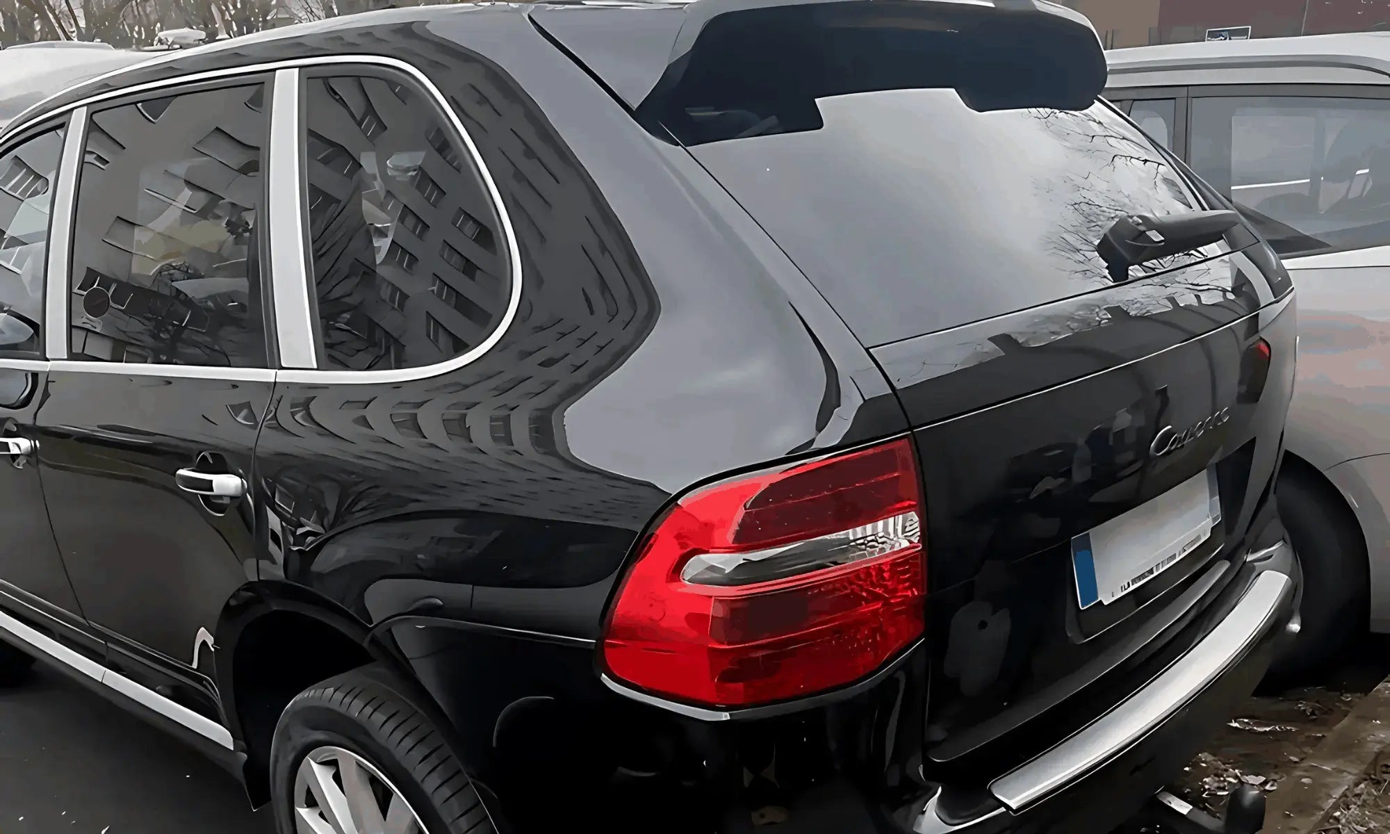 Vue arrière de voiture propre et brillante après un nettoyage extérieur complet à Pontoise