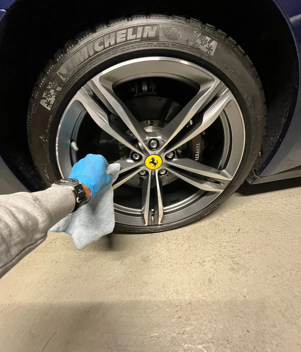 Nettoyage professionnel des jantes d’une Ferrari lors d’un detailing à Argenteuil