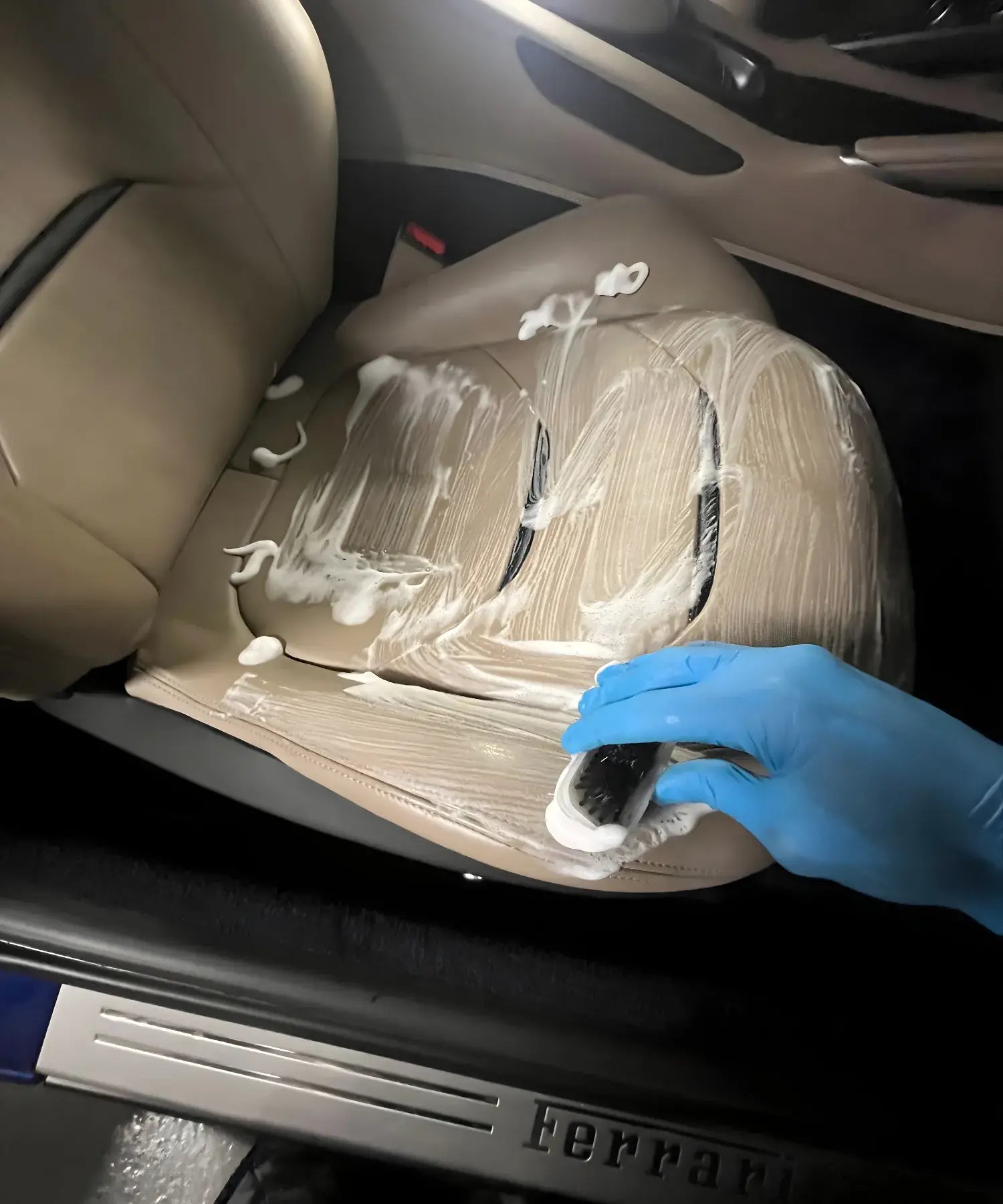 Nettoyage et soin des sièges en cuir d’une Ferrari à Argenteuil avec produits professionnels pour un rendu impeccable.