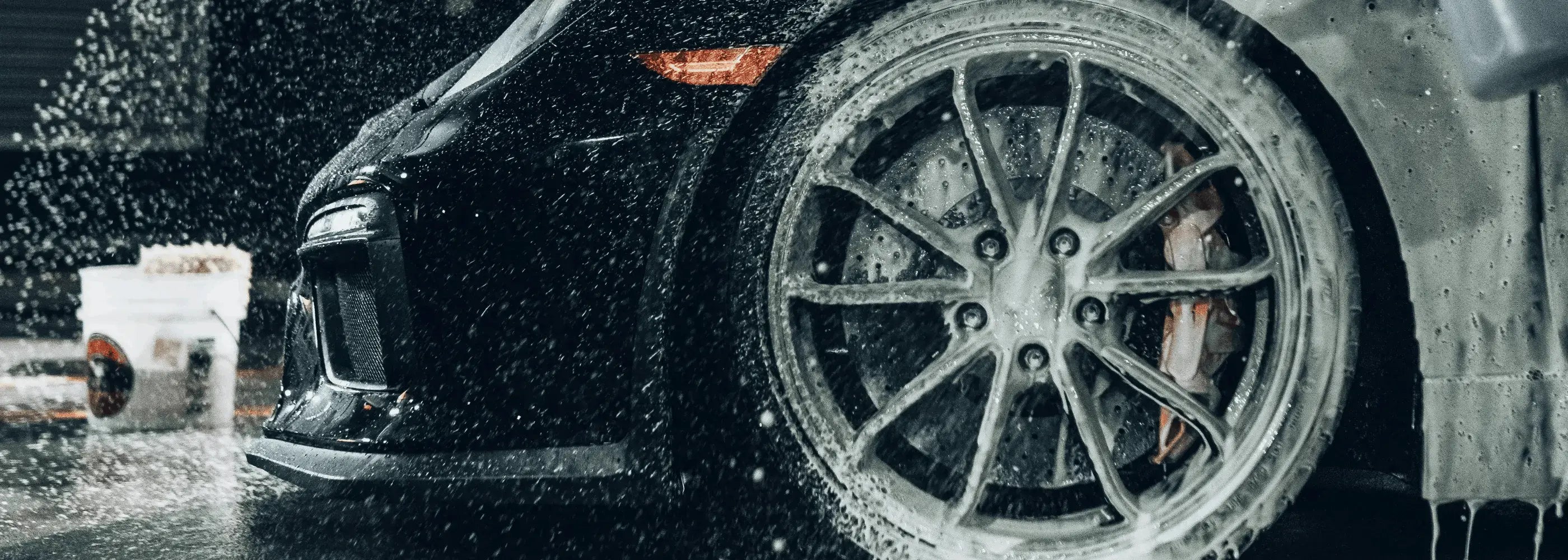 Technicien effectuant un nettoyage voiture à domicile en Île-de-France