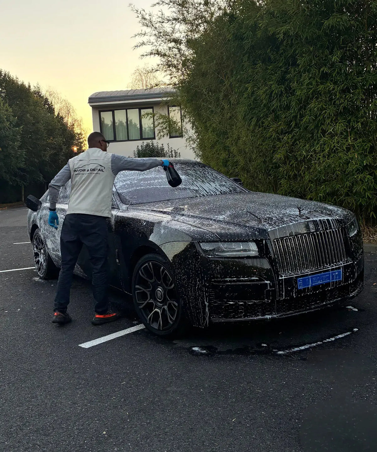 Nettoyage complet d’une Rolls-Royce noire à domicile à Franconville, réalisé par Savoir & Detail.