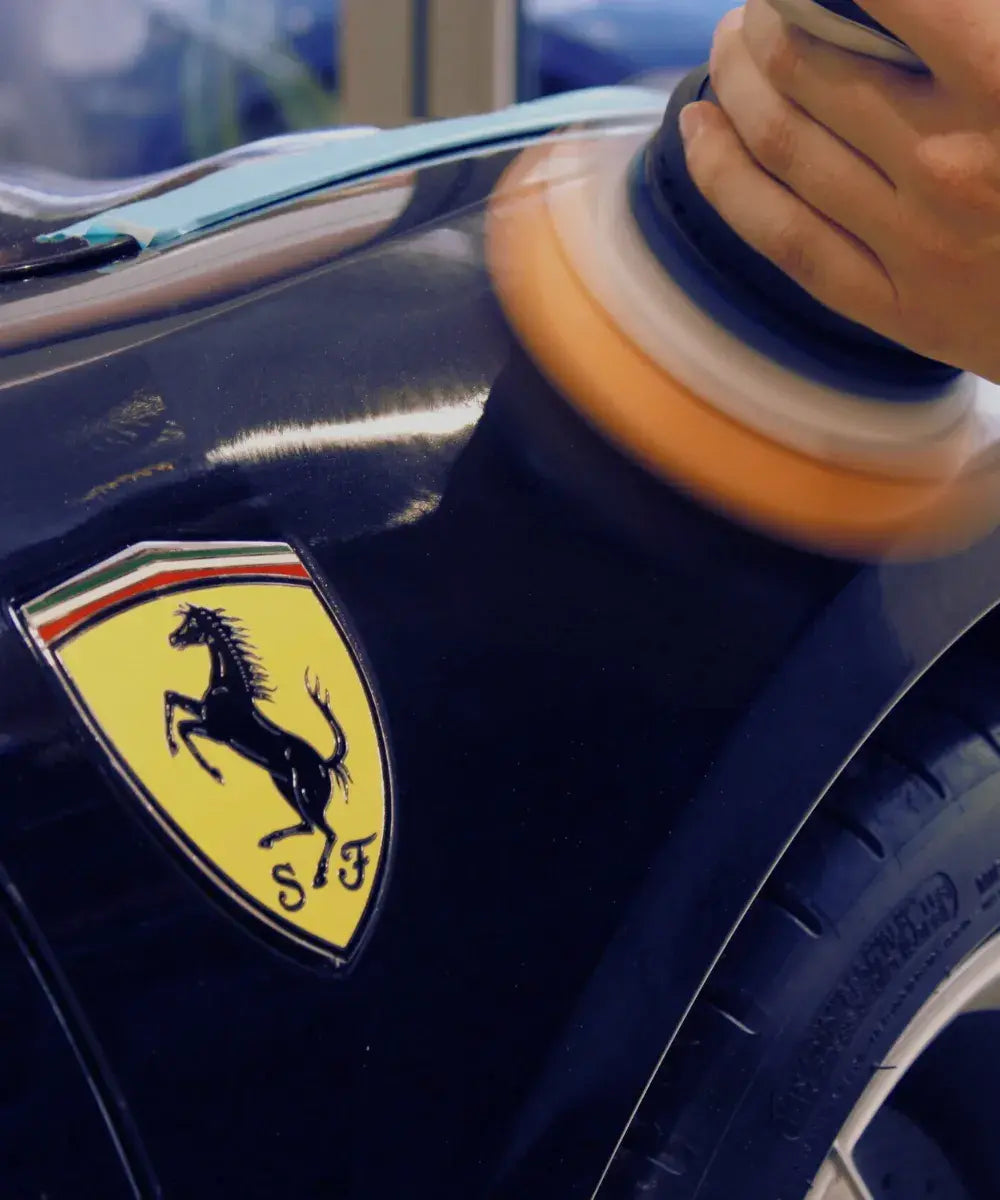Polissage de la carrosserie d'une Ferrari avec une polisseuse à Argenteuil - Savoir et Détail