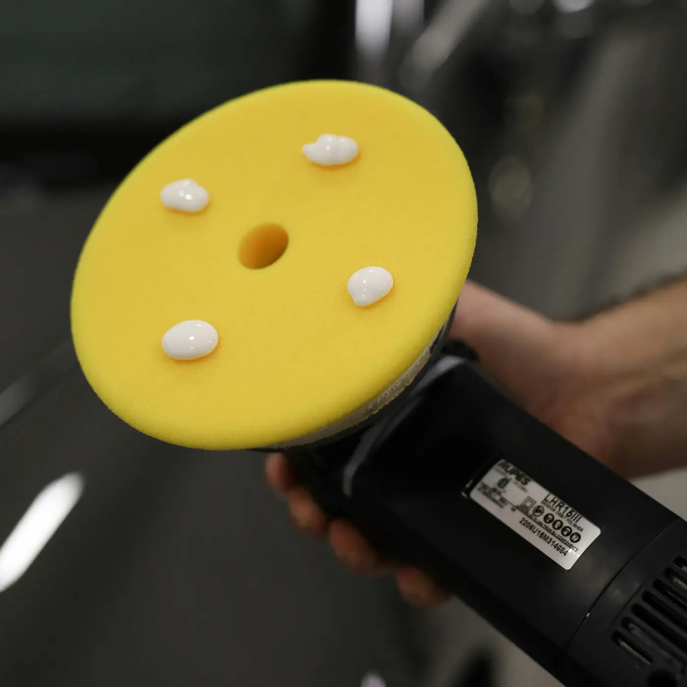 Application de pâte de lustrage sur une polisseuse orbitale à Argenteuil - Savoir et Détail