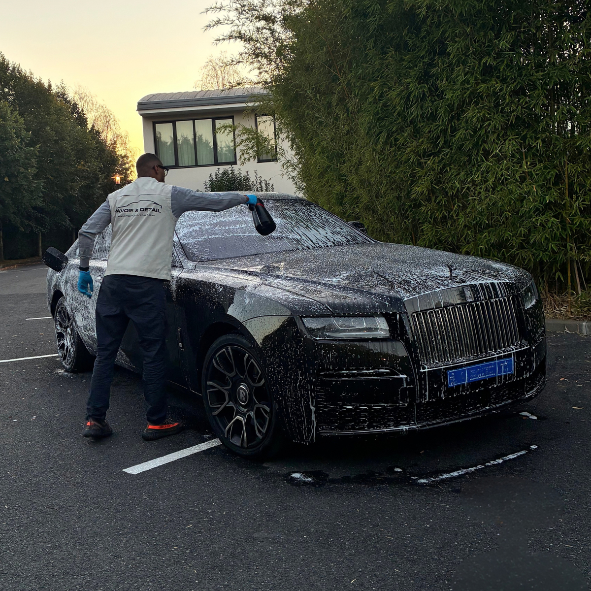 Nettoyage extérieur d'une Rolls-Royce par Savoir & Détail