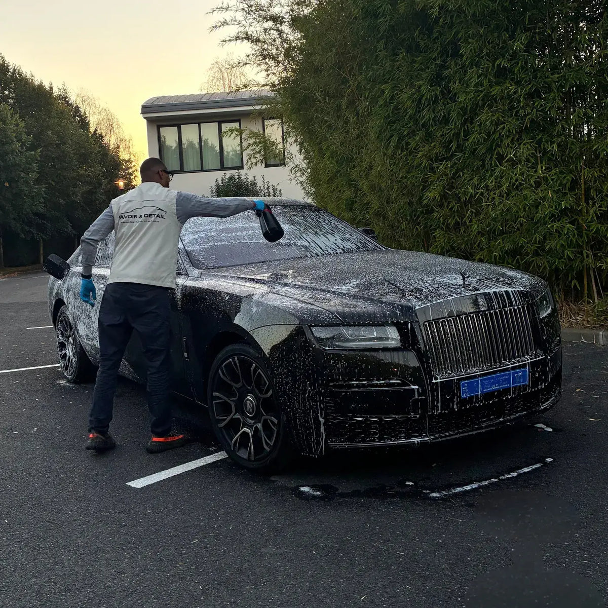 Lavage complet d’une Rolls-Royce noire à Houilles, application de mousse sur le capot, le pare-brise et la carrosserie.