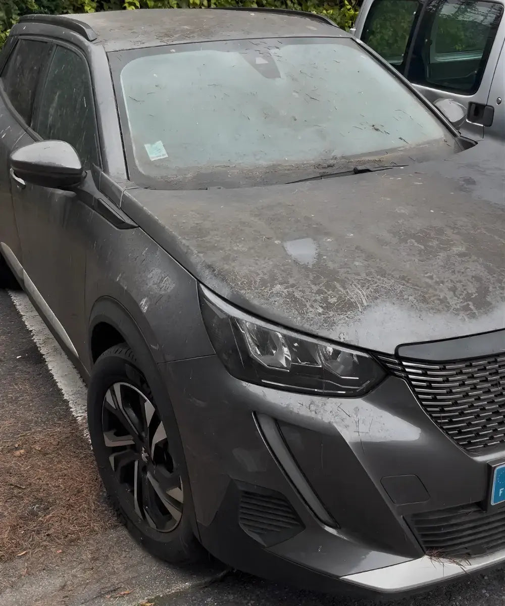 Voiture très sale avant un lavage complet à domicile à Argenteuil, démonstration de nettoyage professionnel.