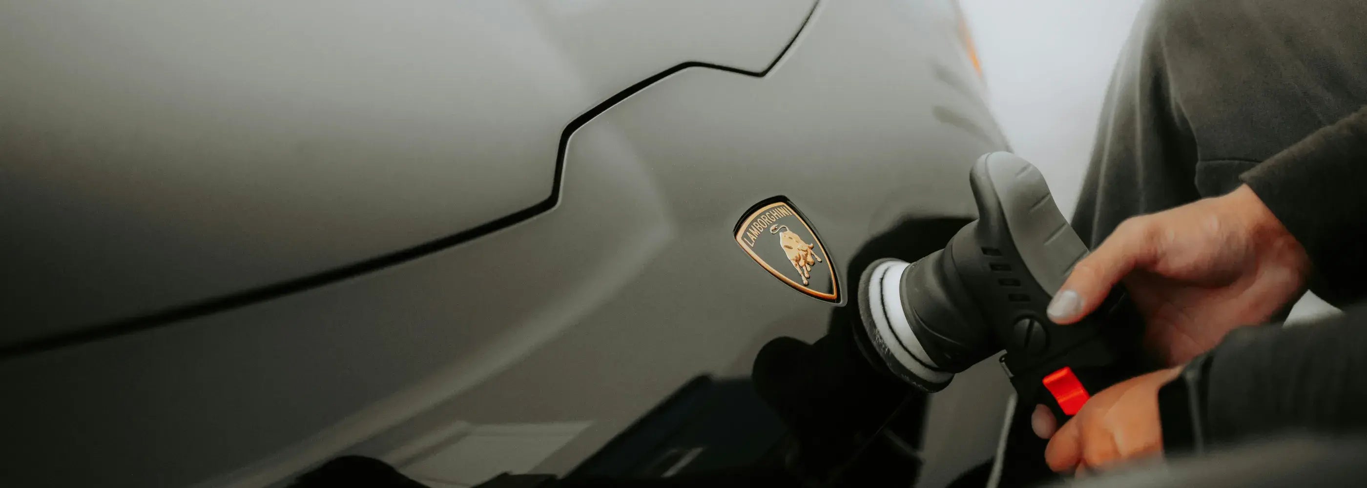 Polissage professionnel sur carrosserie de Lamborghini réalisé à Argenteuil par un expert en detailing automobile.