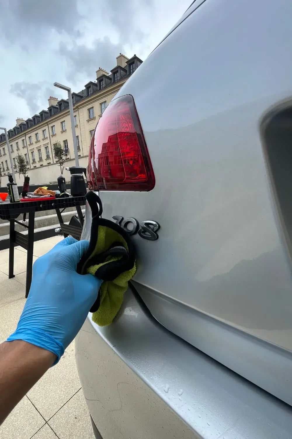 Nettoyage minutieux du logo Peugeot 308 pendant un detailing professionnel à Argenteuil