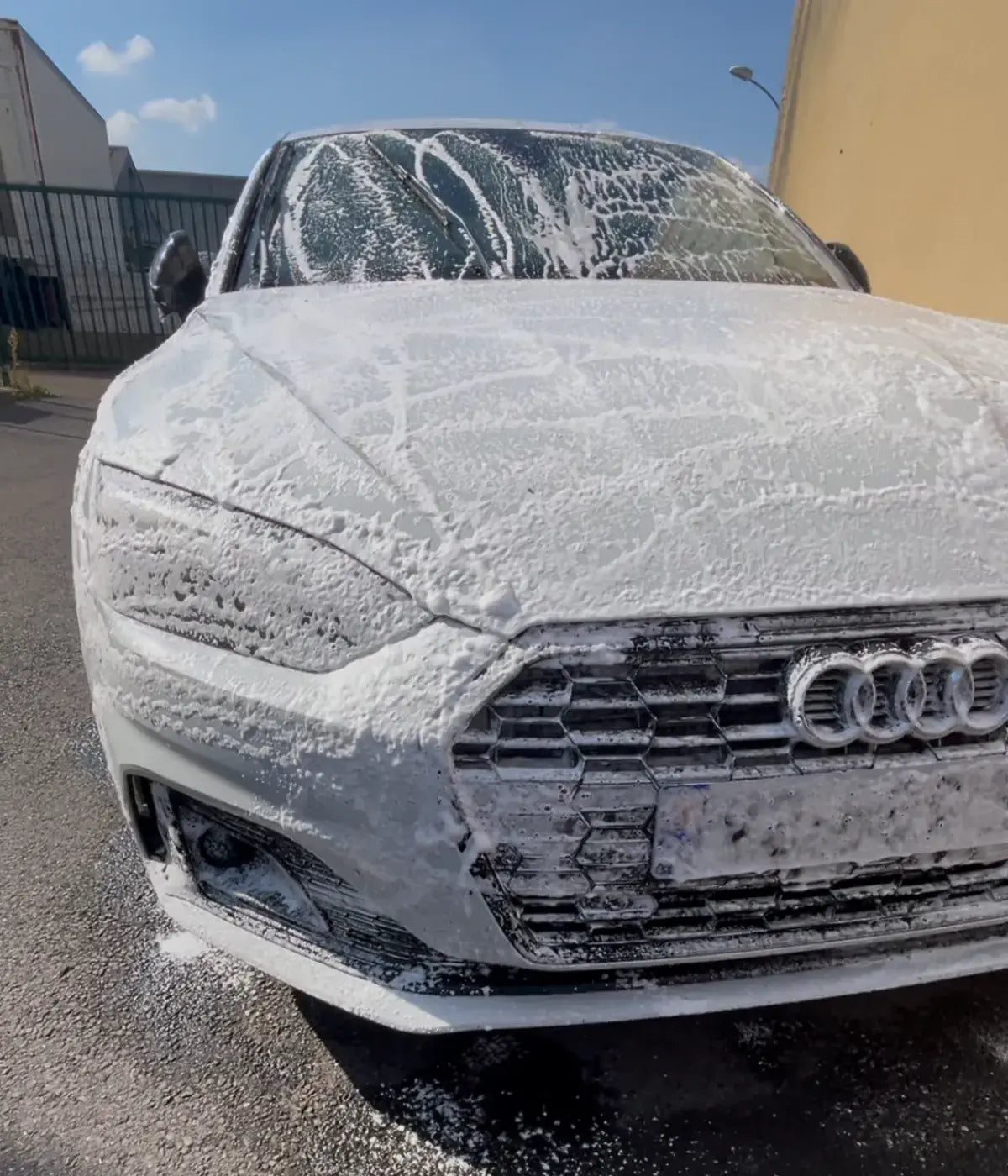 Lavage d’une Audi recouverte de mousse active pendant un detailing professionnel à Argenteuil