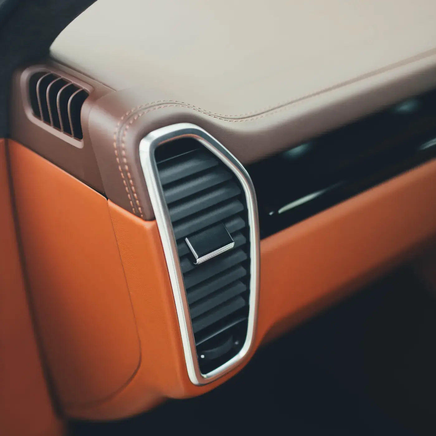 Finition intérieure automobile haut de gamme à Argenteuil