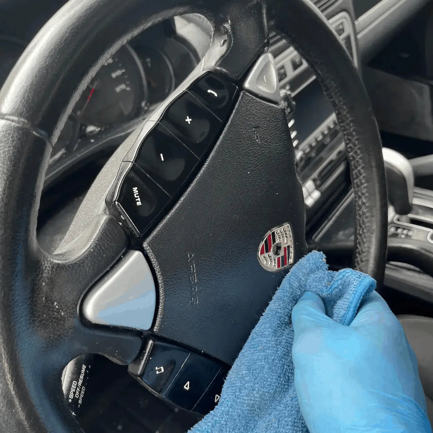 Intérieur de voiture propre et aspiré après un nettoyage essentiel