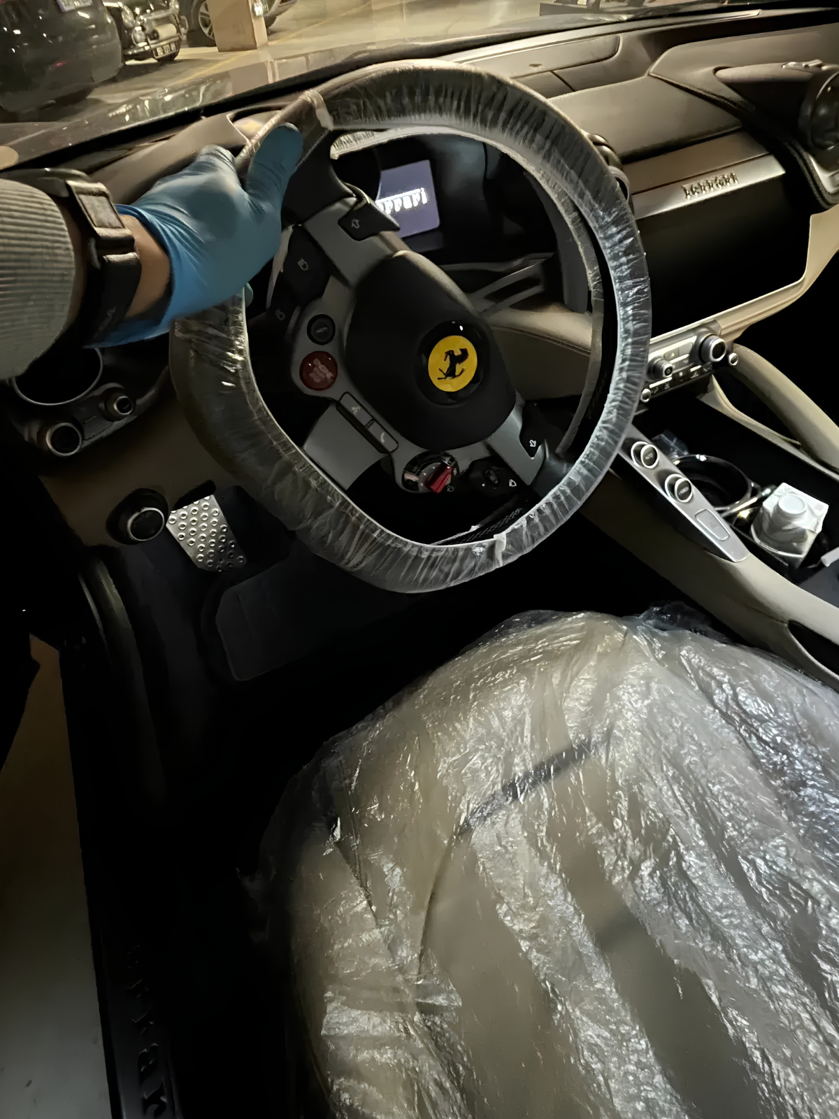 Nettoyage intérieur d'une Ferrari à Soisy-sous-Montmorency par Savoir & Détail