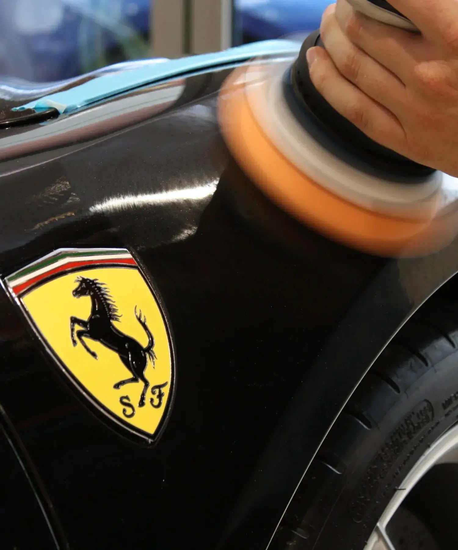 Polissage professionnel de la carrosserie d’une Ferrari à Argenteuil pour un rendu brillant et sans micro-rayures