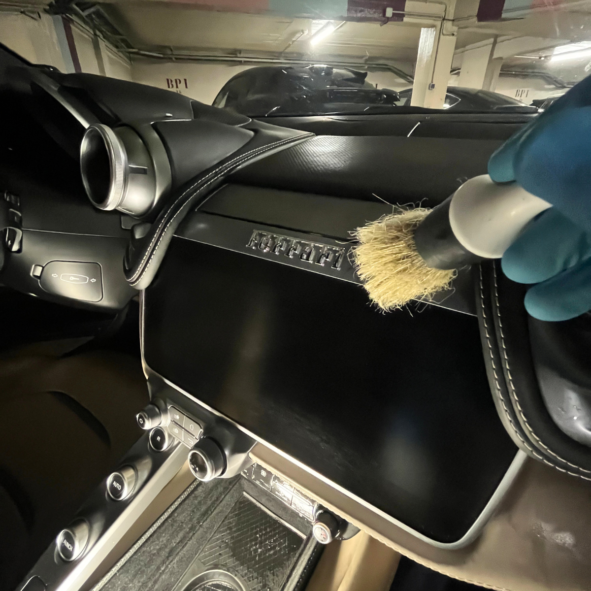 Nettoyage intérieur d'une Ferrari avec soin du tableau de bord par Savoir & Détail