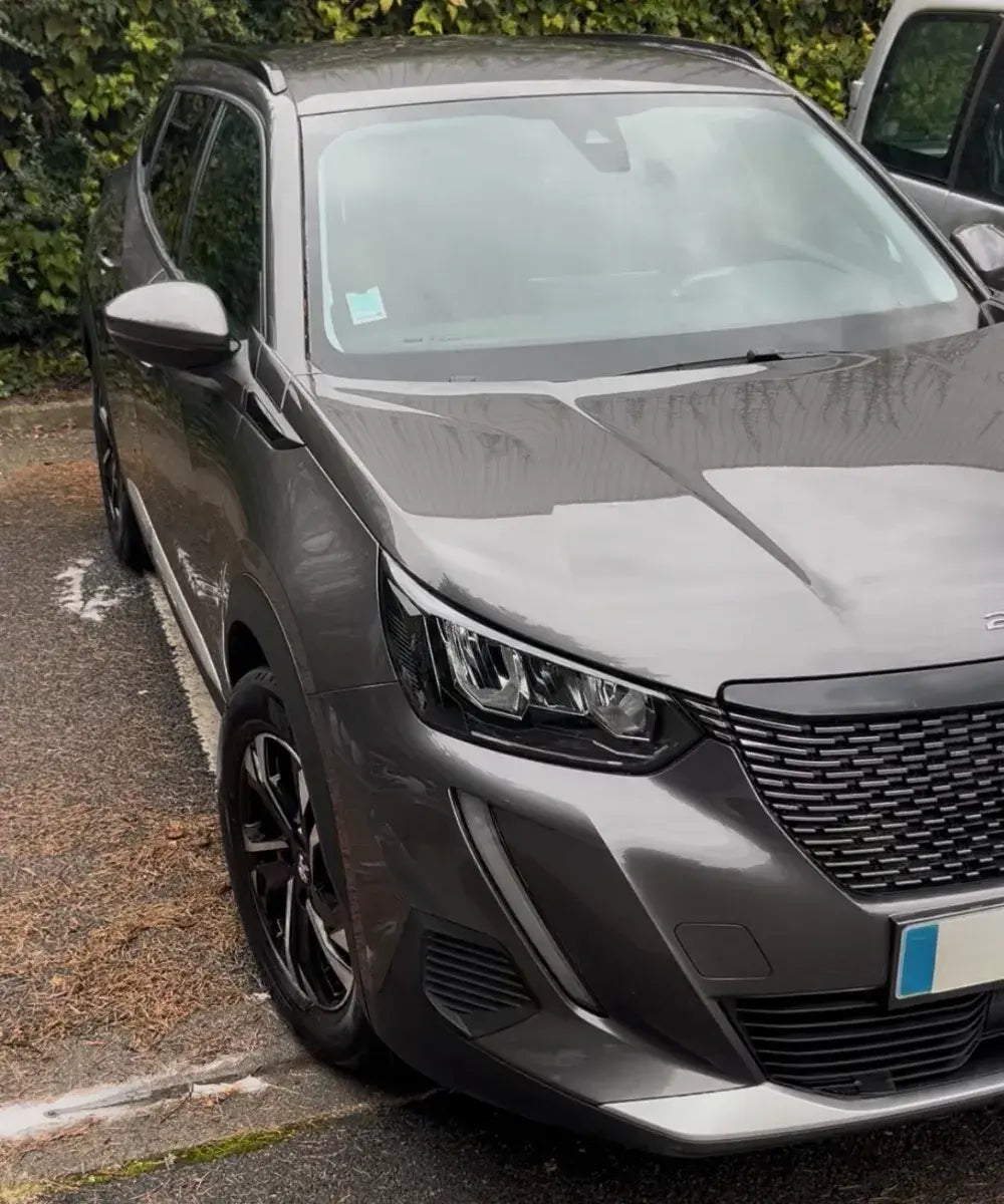 Voiture propre et brillante après un nettoyage premium à domicile à Argenteuil, finition professionnelle.